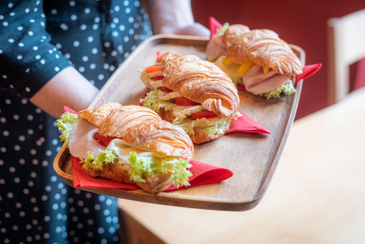 Croasanty na tácu z kuchyně BISTRA.